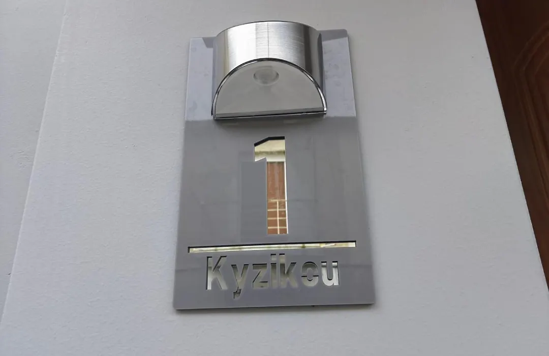 Modern Niarchos Escape-1